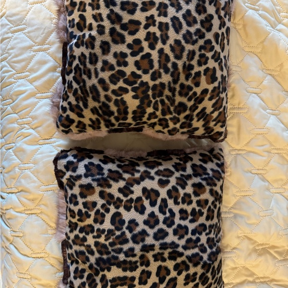 Two fur accent pillows - Picture 4 of 8